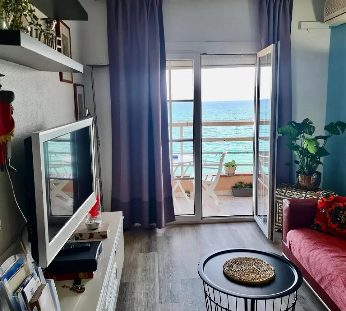 Apartment In Front Of The Beach Pineda de Mar